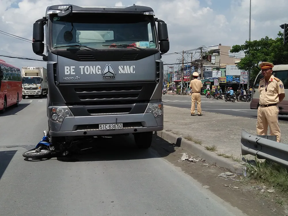 Chiếc xe bị cán hư hỏng nặng.